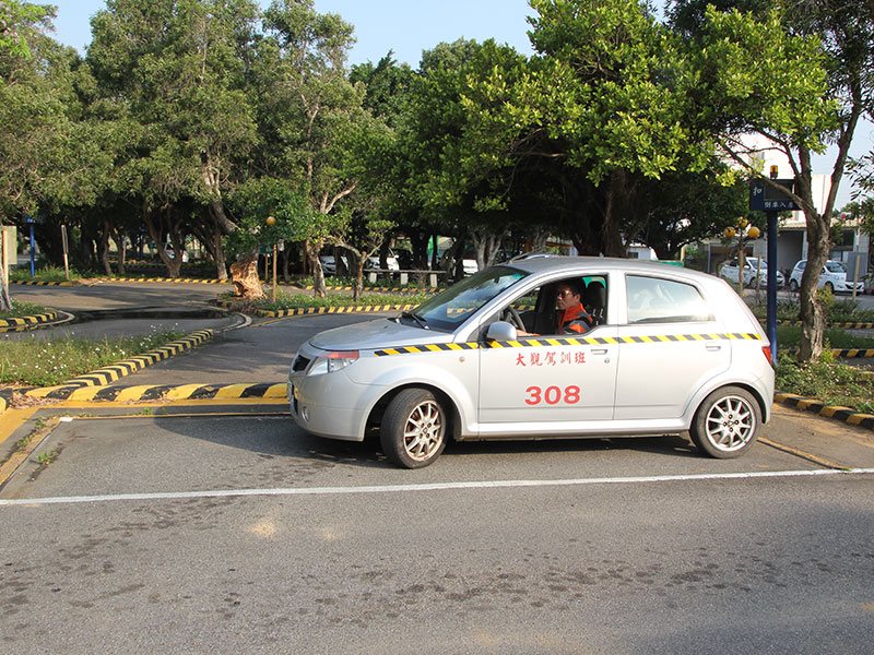 (三) 平行路邊停車