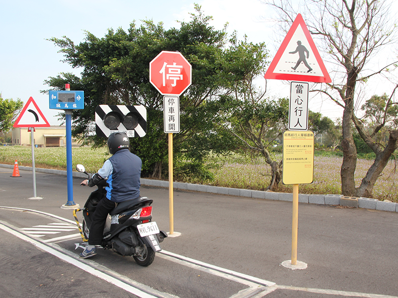 (四) 斑馬紋行人穿越道線