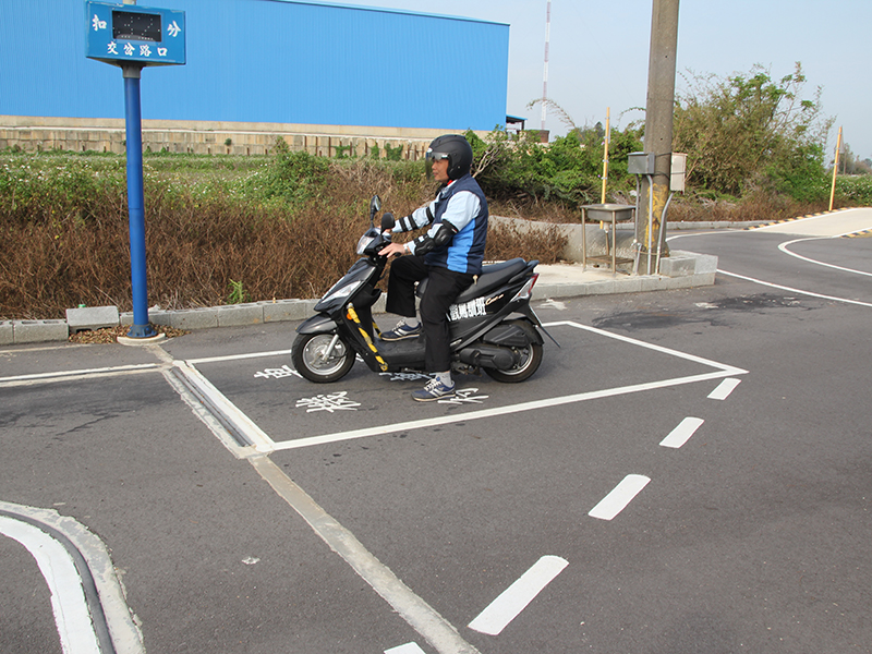 (五) 二段式轉彎